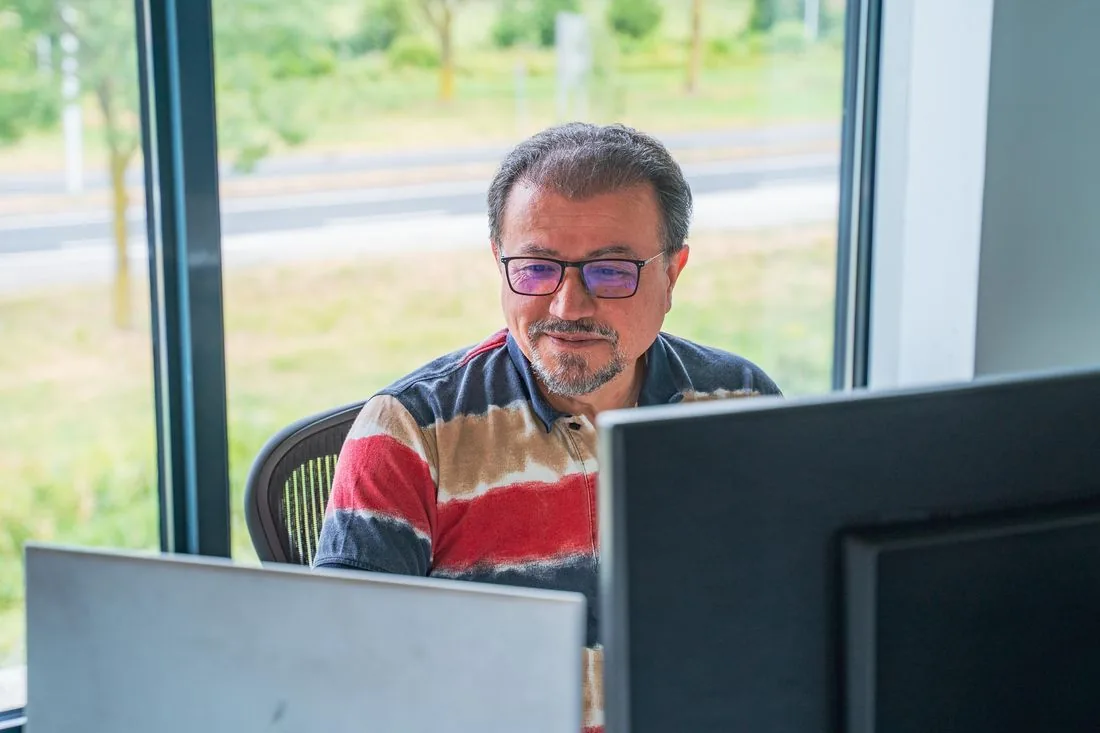 SOWEDO-collega geconcentreerd aan het werk