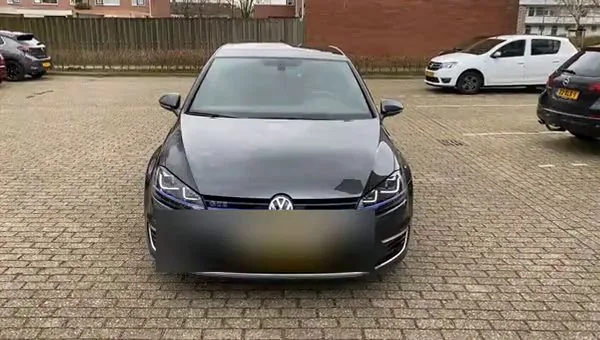 Elektrische leaseauto tijdens de zelfinspectie
