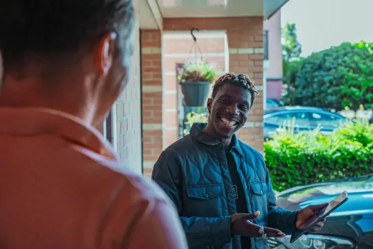 Buitendienstadviseur van PARTOF. met tablet bij een klant