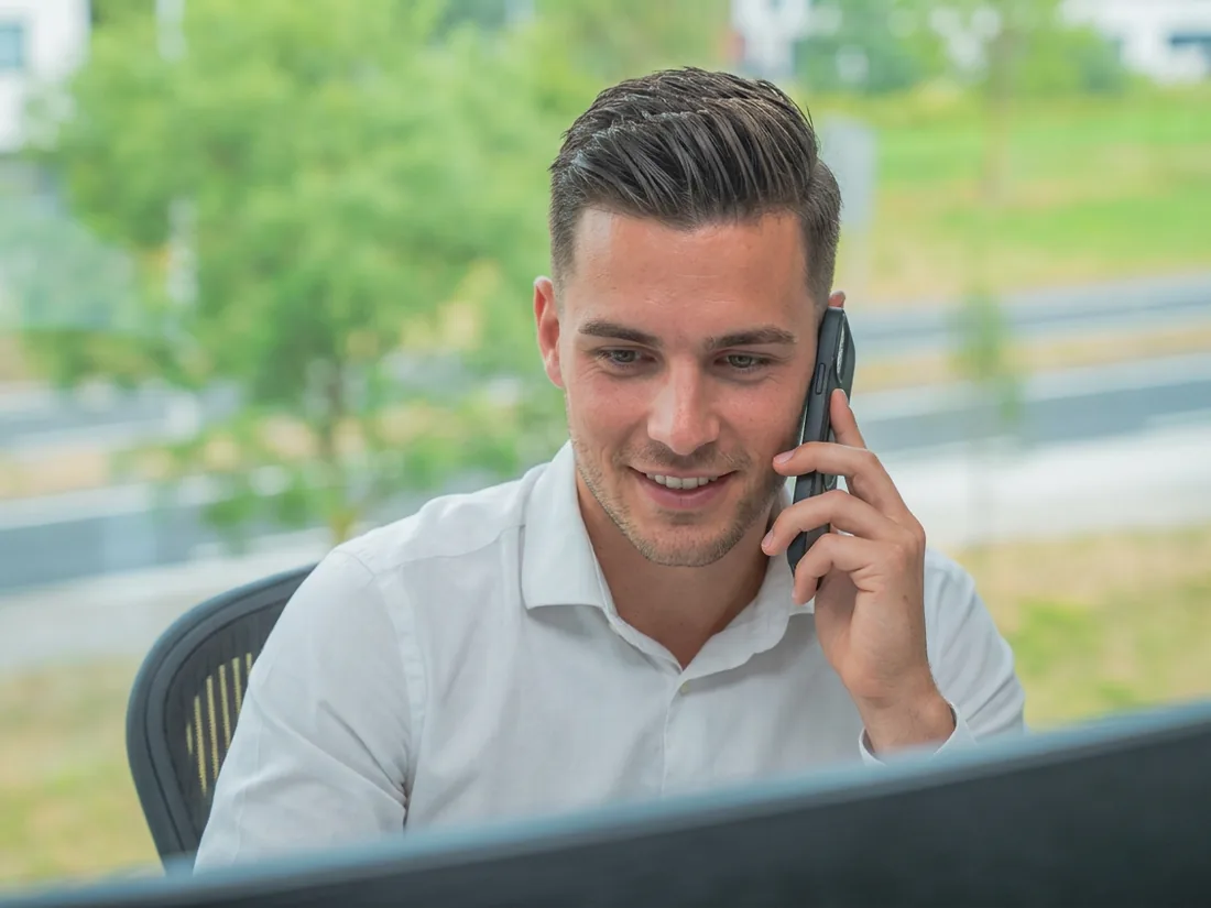 SOWEDO-collega in gesprek met een klant